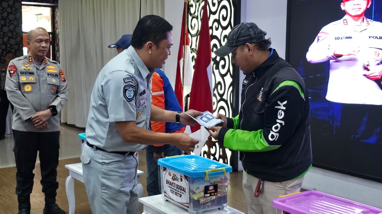 Sambut Hari Bhayangkara ke-80, Jasa Raharja Jawa Barat Dukung Ditlantas Polda Jabar Gelar “Polantas Menyapa Ojol Kamtibmas” untuk Perkuat Keselamatan Transportasi
