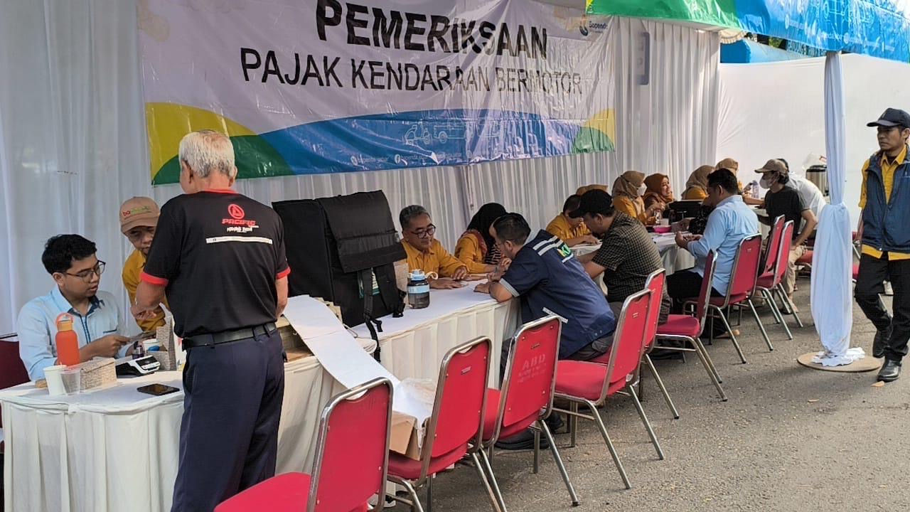 Perkuat Kolaborasi, Jasa Raharja Bandung Bersama Tim Pembina Samsat Padjajaran Lakukan Pemeriksaan PKB dan SWDKLLJ di Jalan Raya