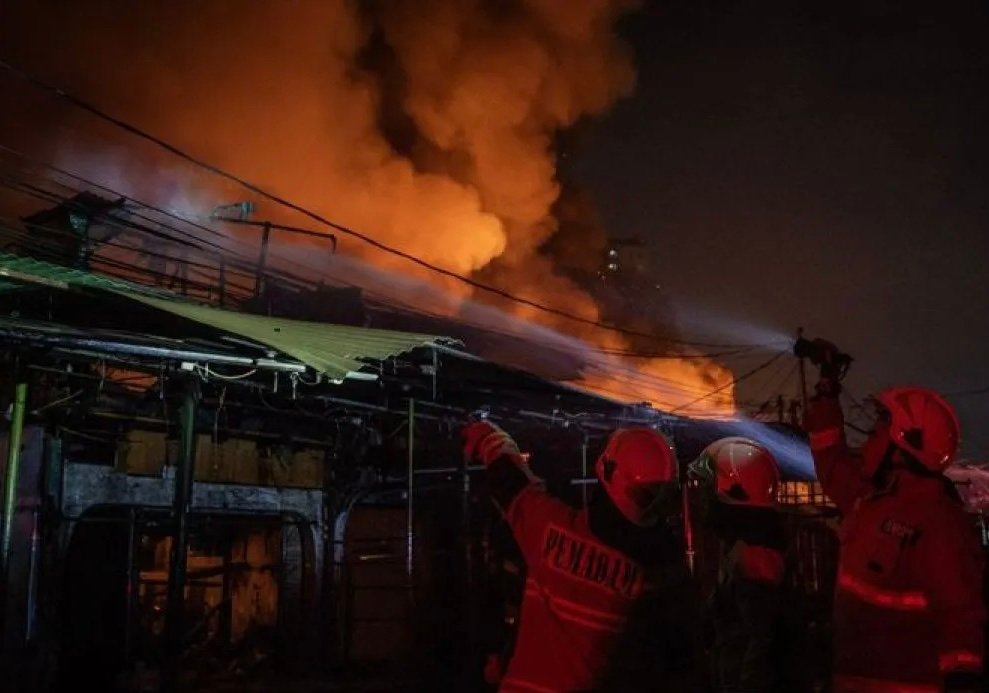 Kebakaran Hanguskan Rumah di Jakarta Pusat, 33 Unit Damkar Dikerahkan