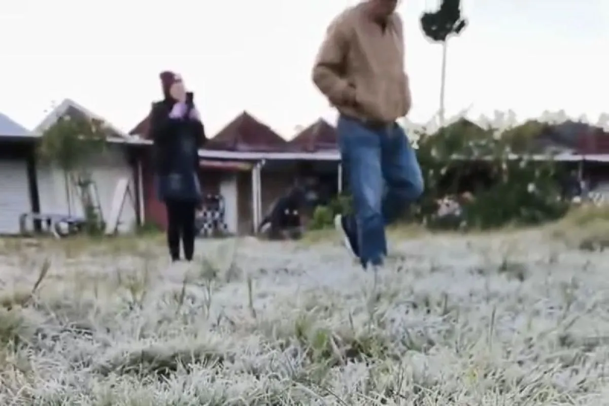 Suhu Dingin Ekstrem, Embun Beku Kembali Selimuti Candi Arjuna Dieng