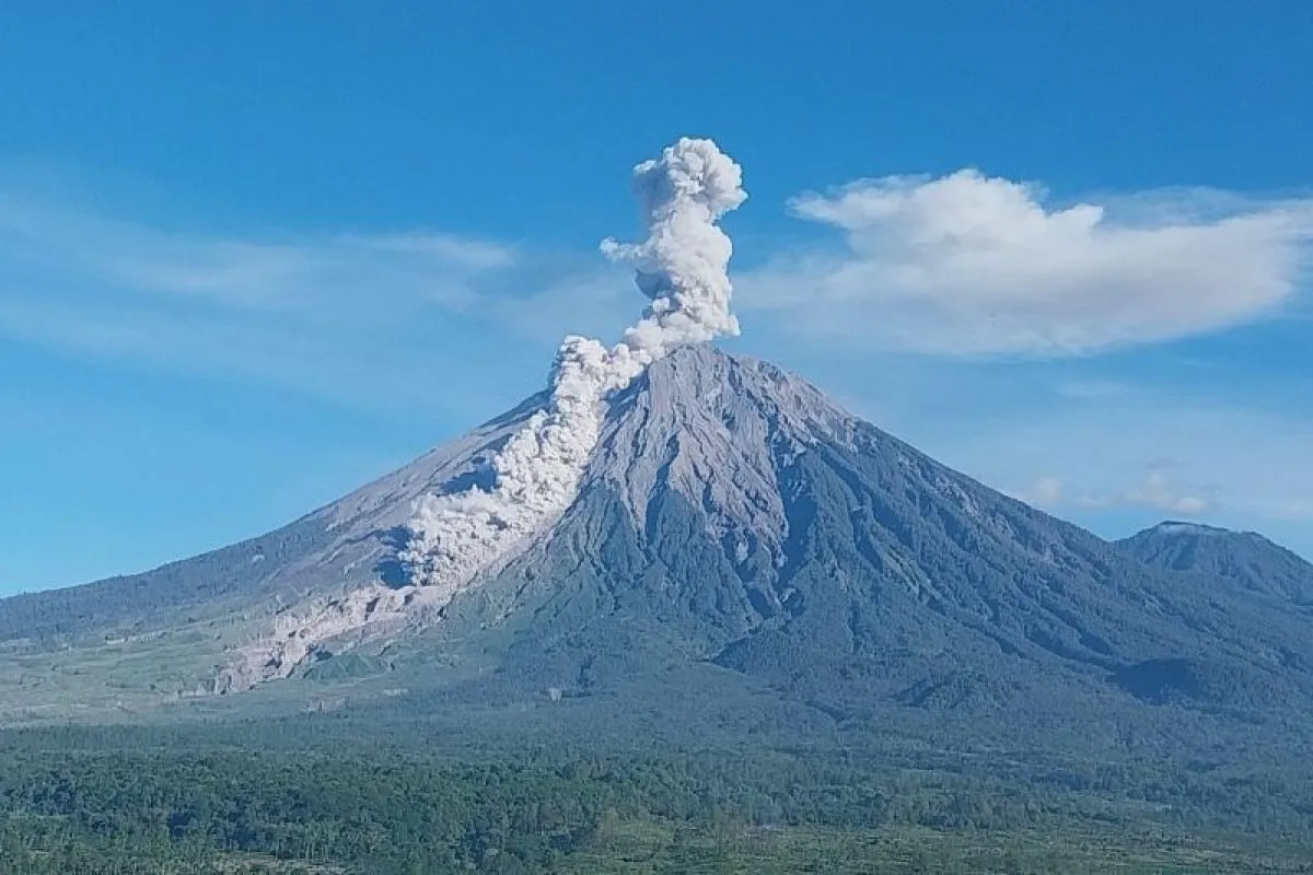 BPBD Lumajang Ingatkan Warga Tetap Waspada Saat Aktivitas Gunung Semeru Naik