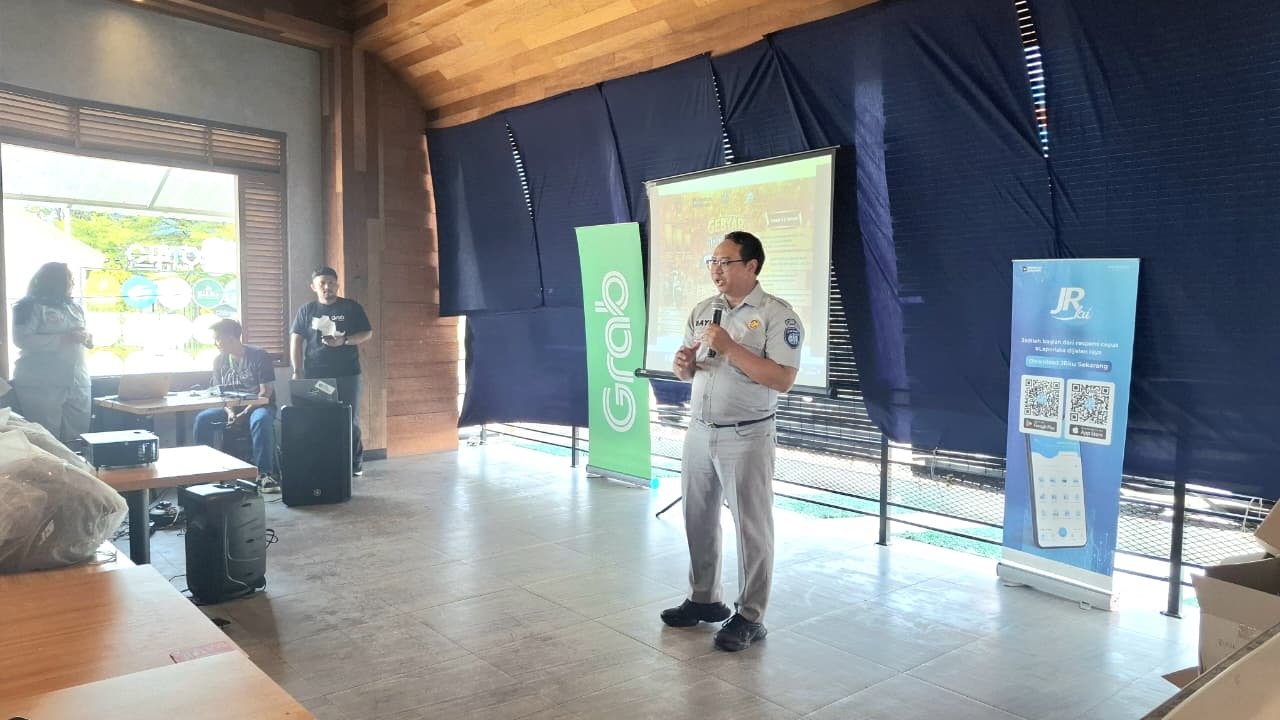 Edukasi Keselamatan Lalu Lintas dan Layanan Digital, Jasa Raharja Cabang Cirebon Glorifikasi Fitur Lapor Laka JRku dan Membagikan Buku Saku Ojol Nusantara Bersama Grab Wilayah Cirebon