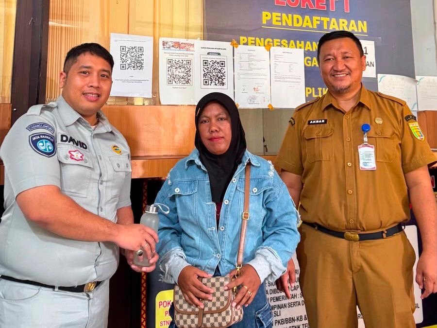 Jasa Raharja dan Samsat Tulang Bawang Apresiasi Wajib Pajak melalui Pemberian Souvenir