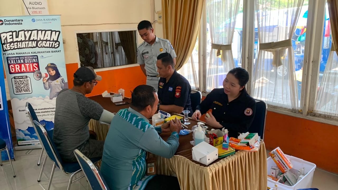 Satu Lokasi, Dua Layanan: Jasa Raharja Kalbar dan RS Bhayangkara Sukses Gelar Pemeriksaan Kesehatan Gratis di Samsat Gokatan
