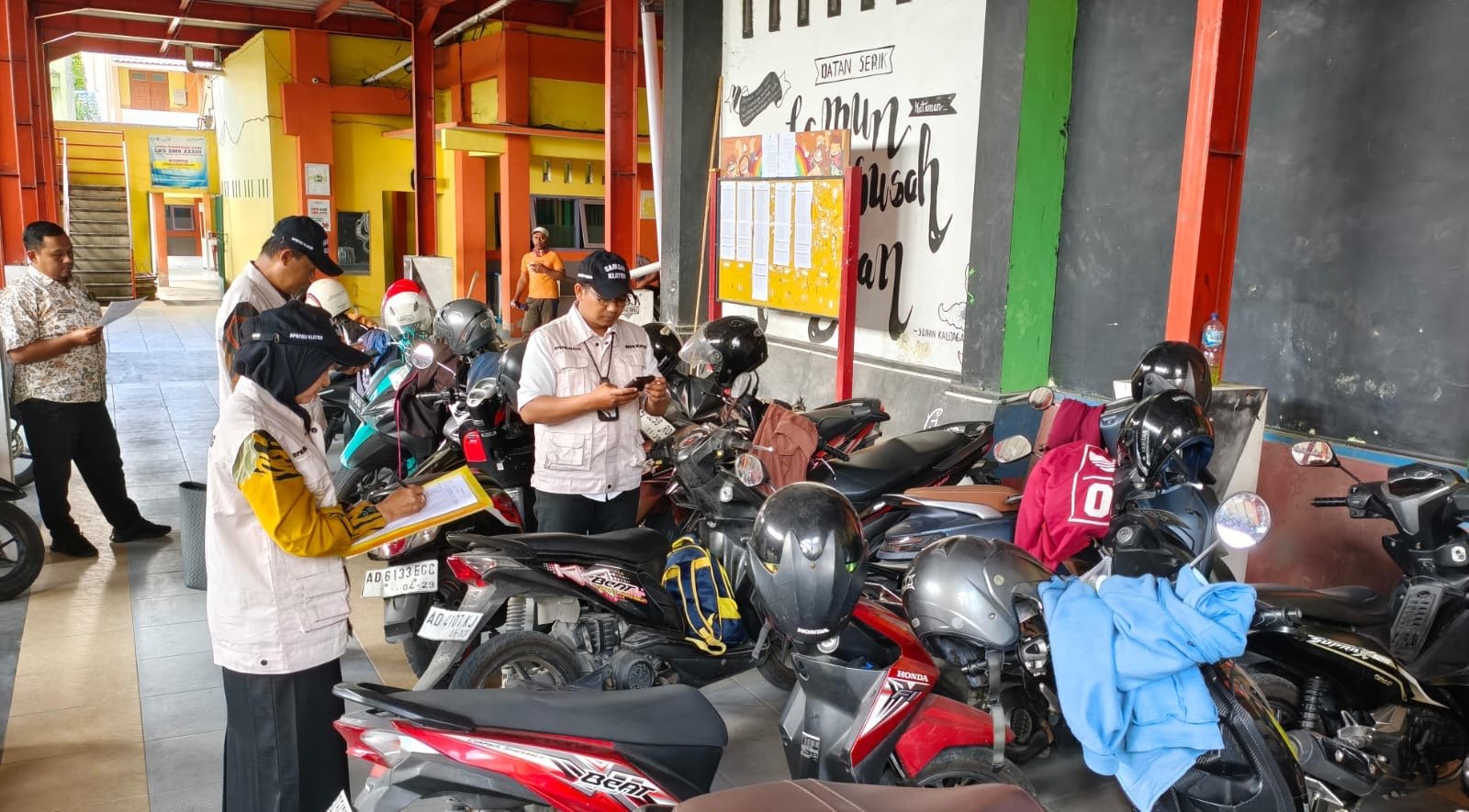 Cek Ketaatan PKB dan SWDKLLJ, Jasa Raharja Bersama Tim Pembina Samsat Klaten Kunjungi Tiga Sekolah Negeri