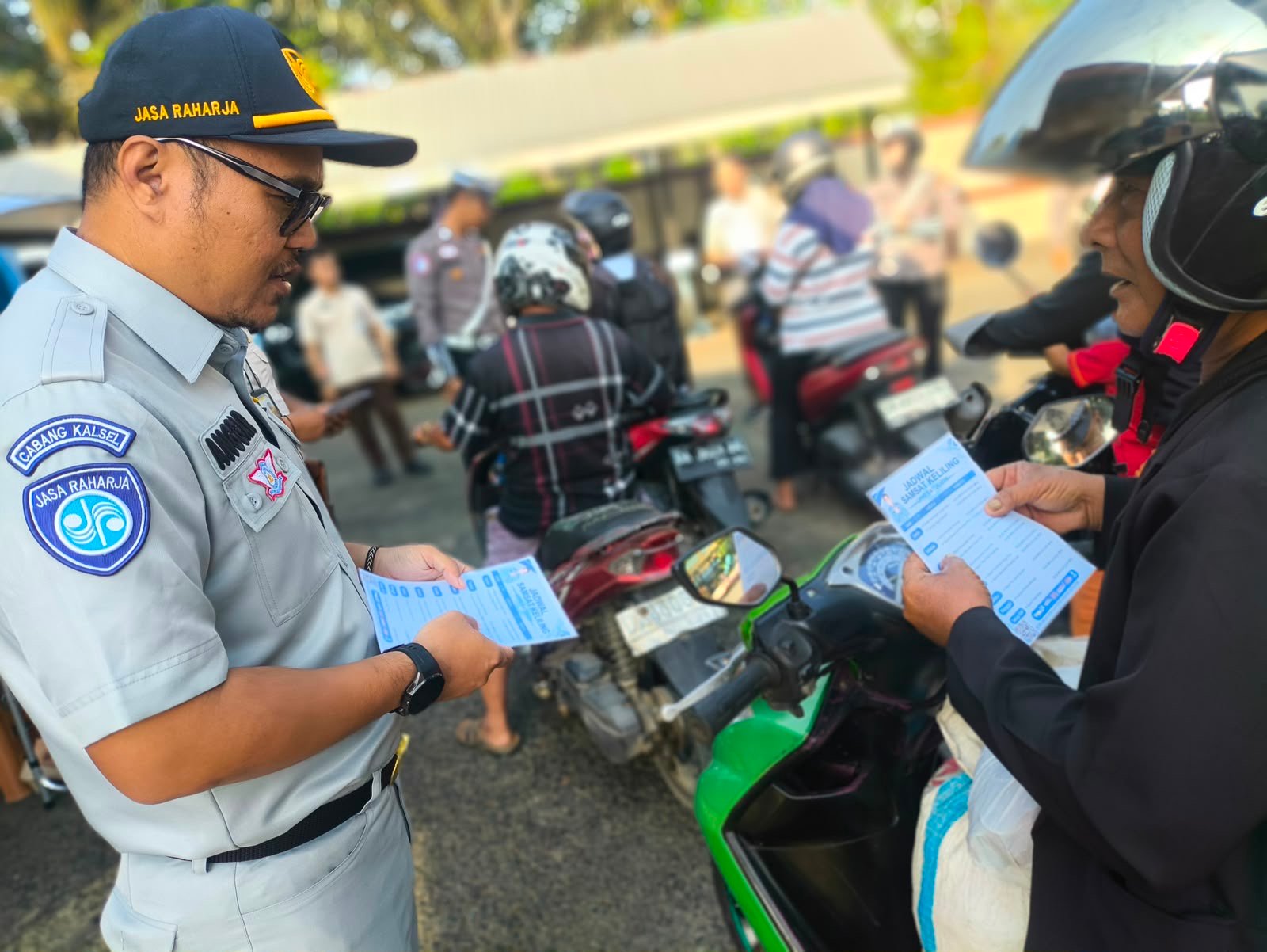 Edukasi Langsung Pengendara, Tim Pembina Samsat Batulicin Dorong Tertib Administrasi Kendaraan