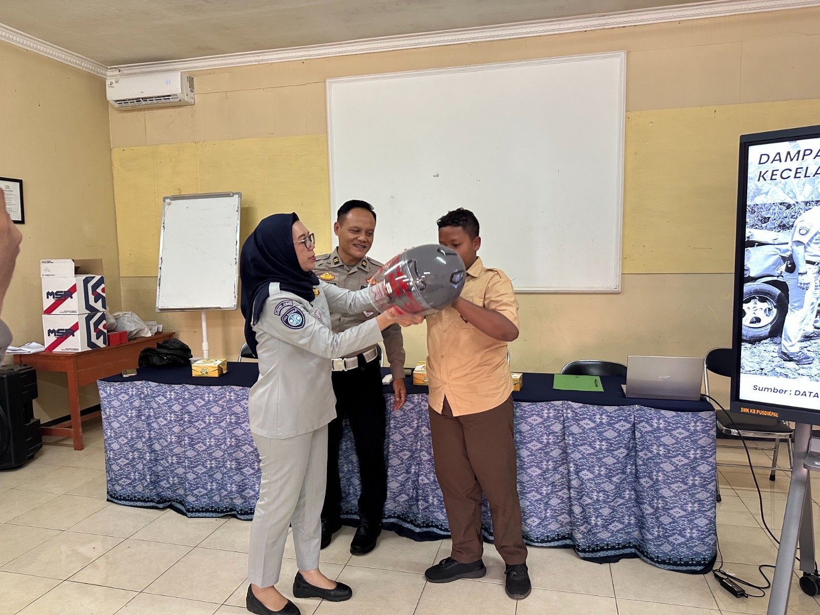 Jasa Raharja Jawa Barat Bersama Satlantas Polres Cimahi Edukasi Pelajar SMK Karya Bhakti Pusdik Pal Cimahi tentang Keselamatan Berlalu Lintas dalam Giat MPLS