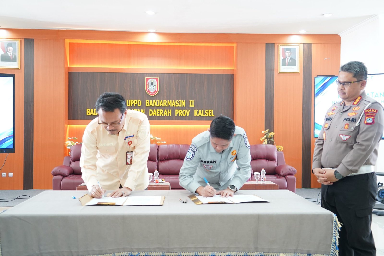 Tim Pembina Samsat Kalsel Perkuat Pelayanan melalui Penandatanganan Hibah Daerah