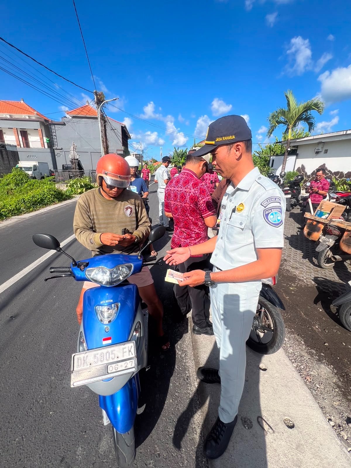 Samsat Mukomuko Gelar Sosialisasi Pemutihan Pajak Kendaraan Bermotor dan Layanan Samsat Keliling di Pasar Kamis Lubuk Pinang