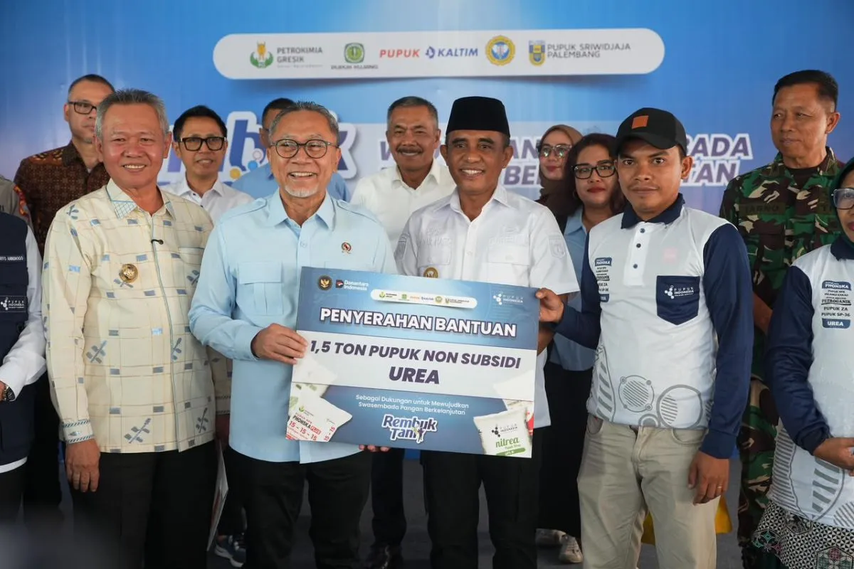 Menko Pangan Salurkan 3 Ton Bantuan Pupuk untuk Petani di Sulteng
