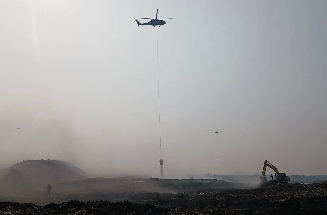 BNPB Hentikan Operasi Helikopter Pengebom Air Usai Kebakaran TPA Jatiwaringin Padam