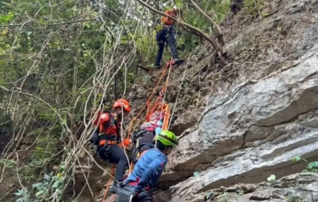 Alami Kram dan Kelelahan, 6 Mahasiswa Dievakuasi dari Gunung Goa Pangkep