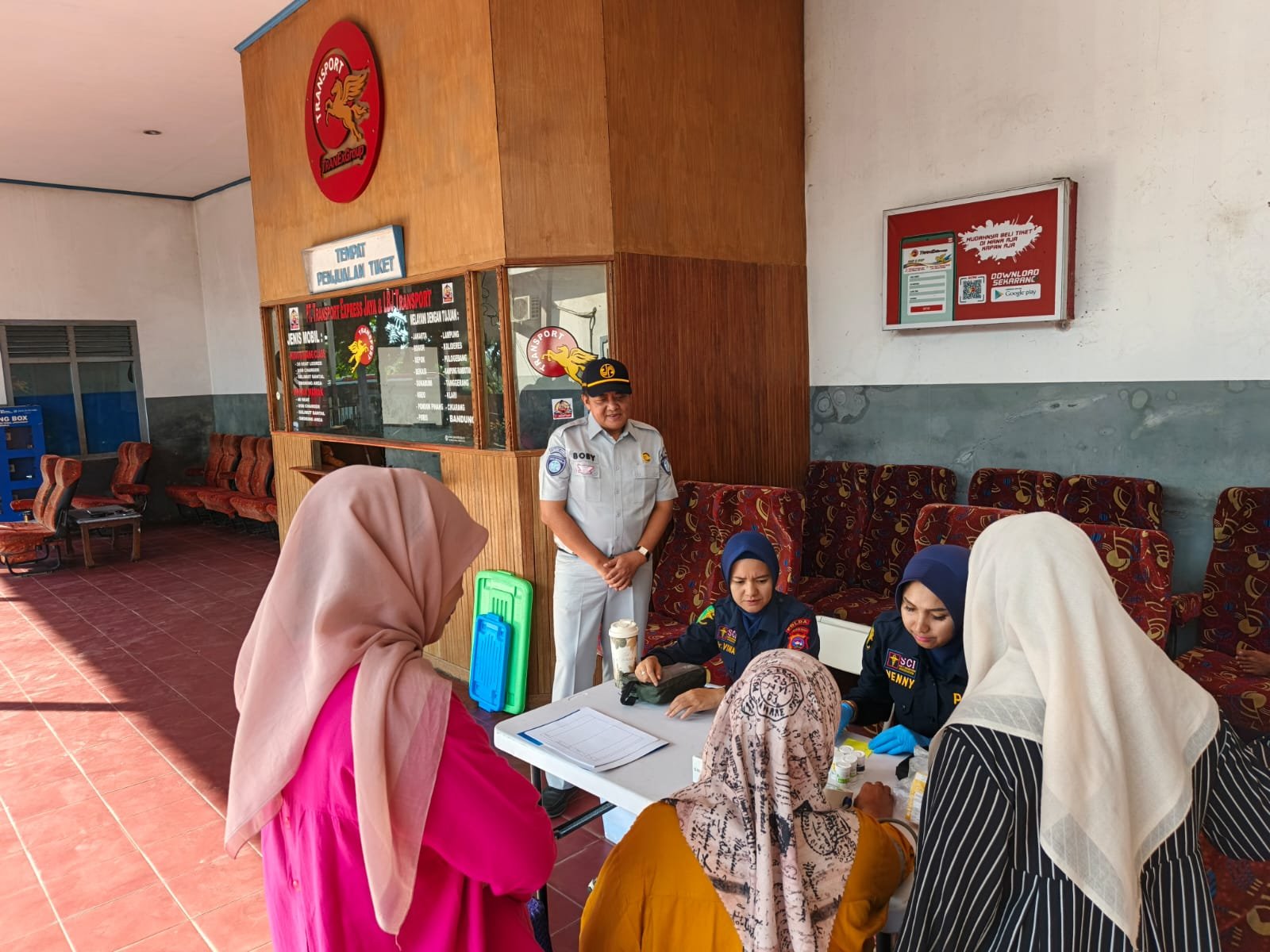 Jasa Raharja Sumbar Bersama Biddokkes Polda Sumbar Gelar MUKL dan Pengobatan Gratis di PO Transport Lubuk Alung