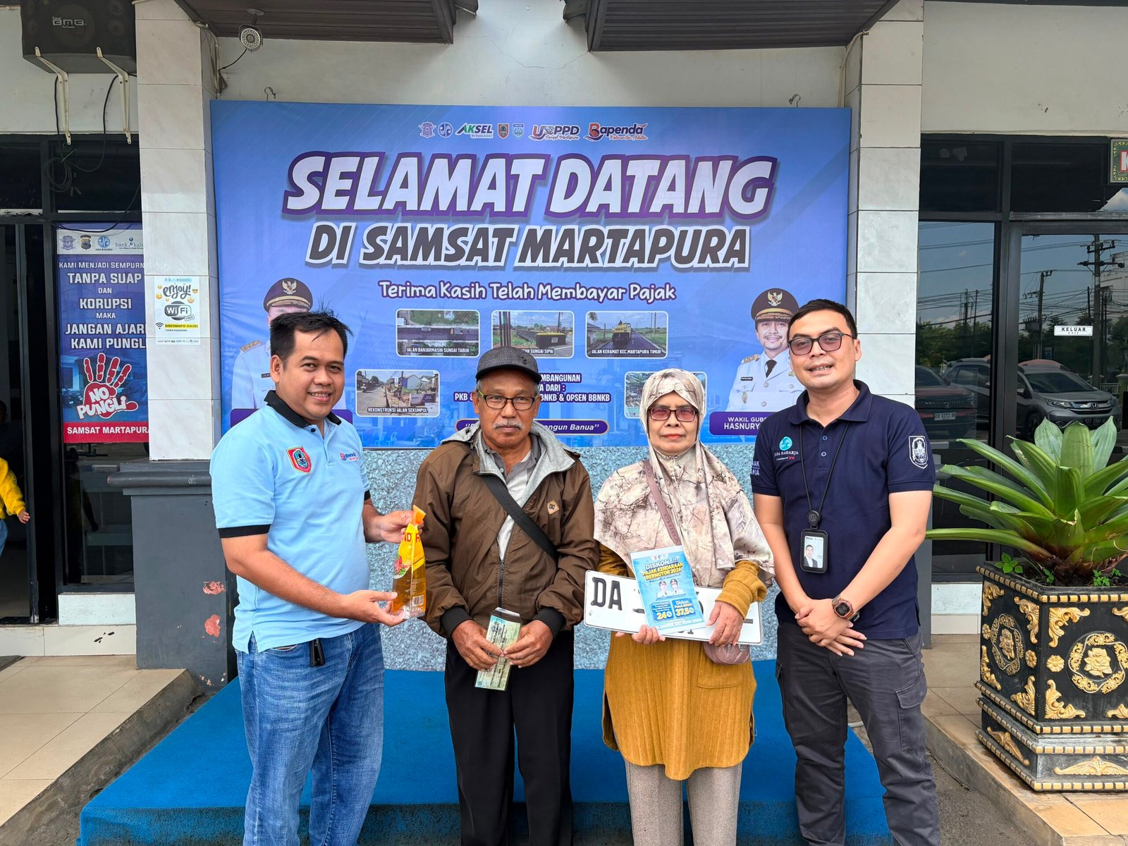 Apresiasi Wajib Pajak, Tim Pembina Samsat Martapura Bagikan Helm dan Sembako