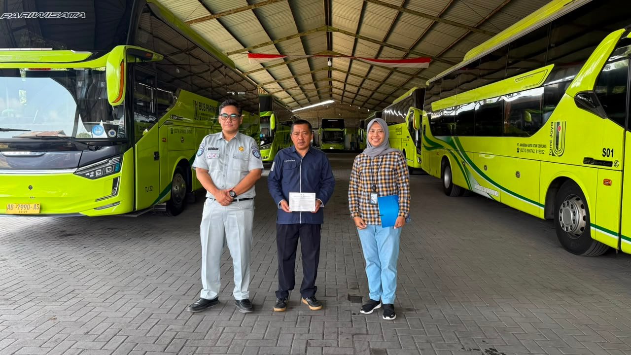 Jasa Raharja Gelar Sosialisasi Keselamatan Lalu Lintas dan Pemasangan Stiker Practical Guidance di PO Bus Kota Yogyakarta