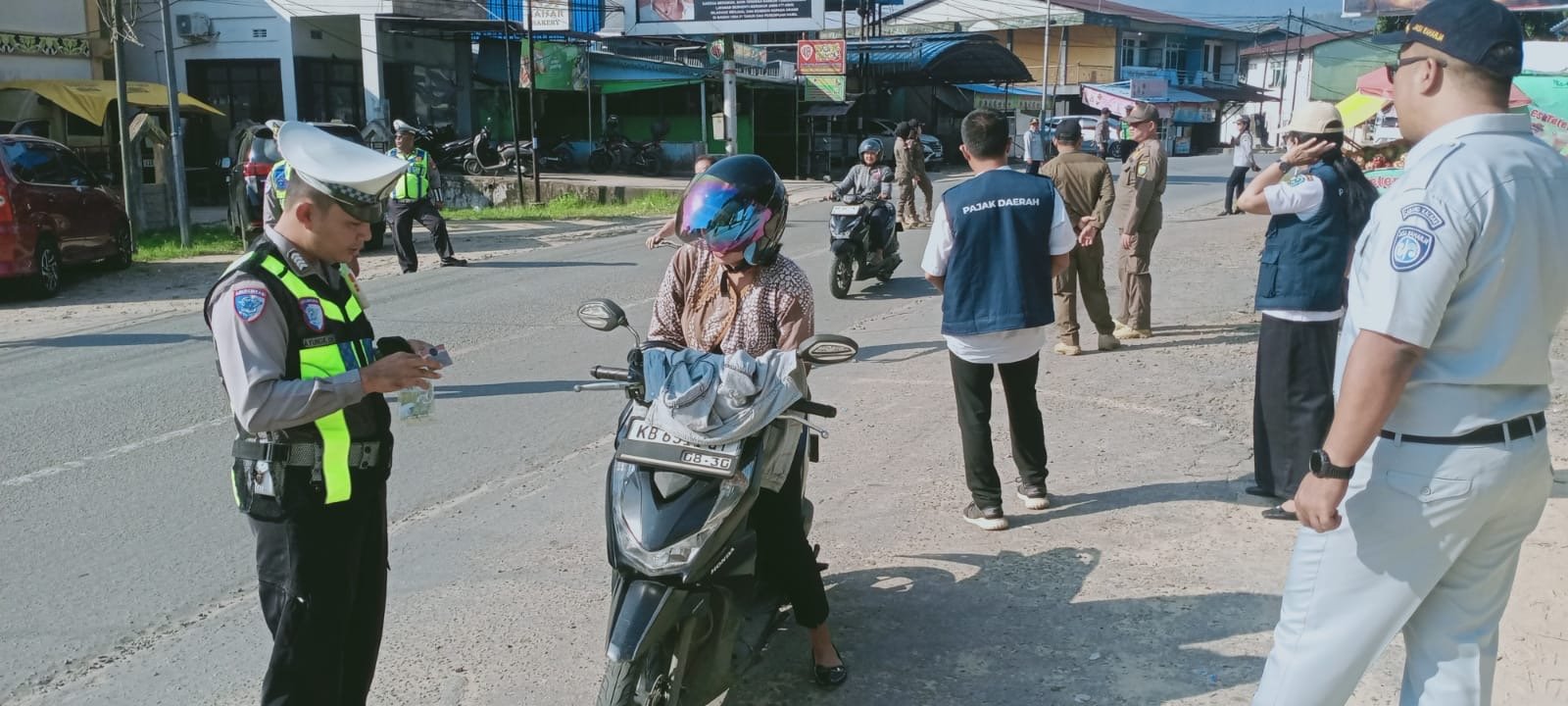 Dorong Kepatuhan PKB dan SWDKLLJ, Jasa Raharja Singkawang bersama Stakeholder Laksanakan Operasi Gabungan