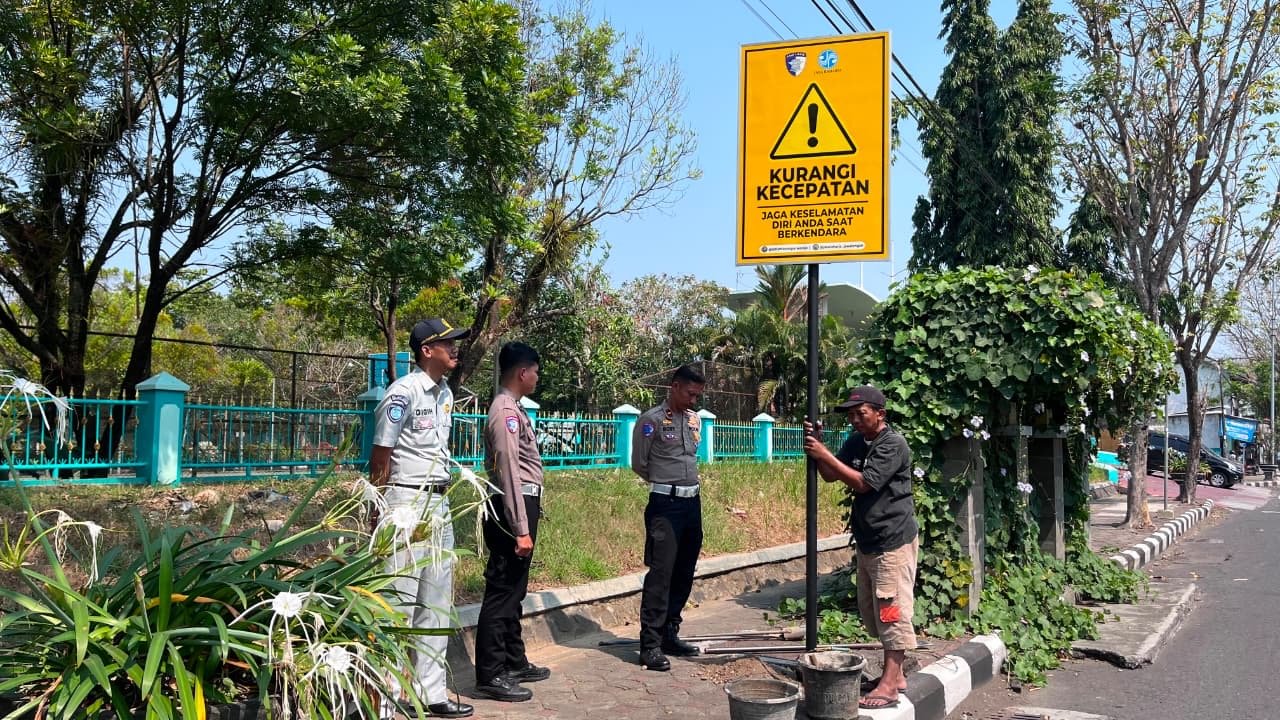 Jasa Raharja Magelang Bersama Satlantas Polres Purworejo Kembali Laksanakan Pemasangan Himbauan di Titik-Titik Rawan Kecelakaan