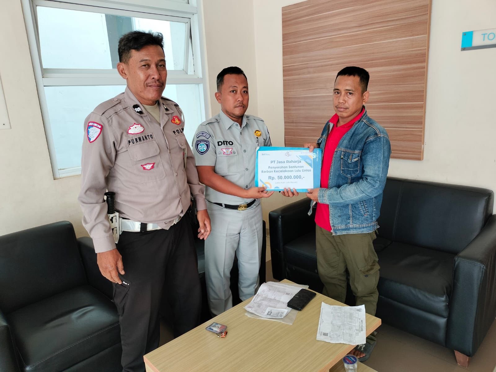 Jasa Raharja Kotabumi Gerak Cepat Serahkan Santunan Korban Kecelakaan di Perlintasan Kereta Api Sungkai Utara