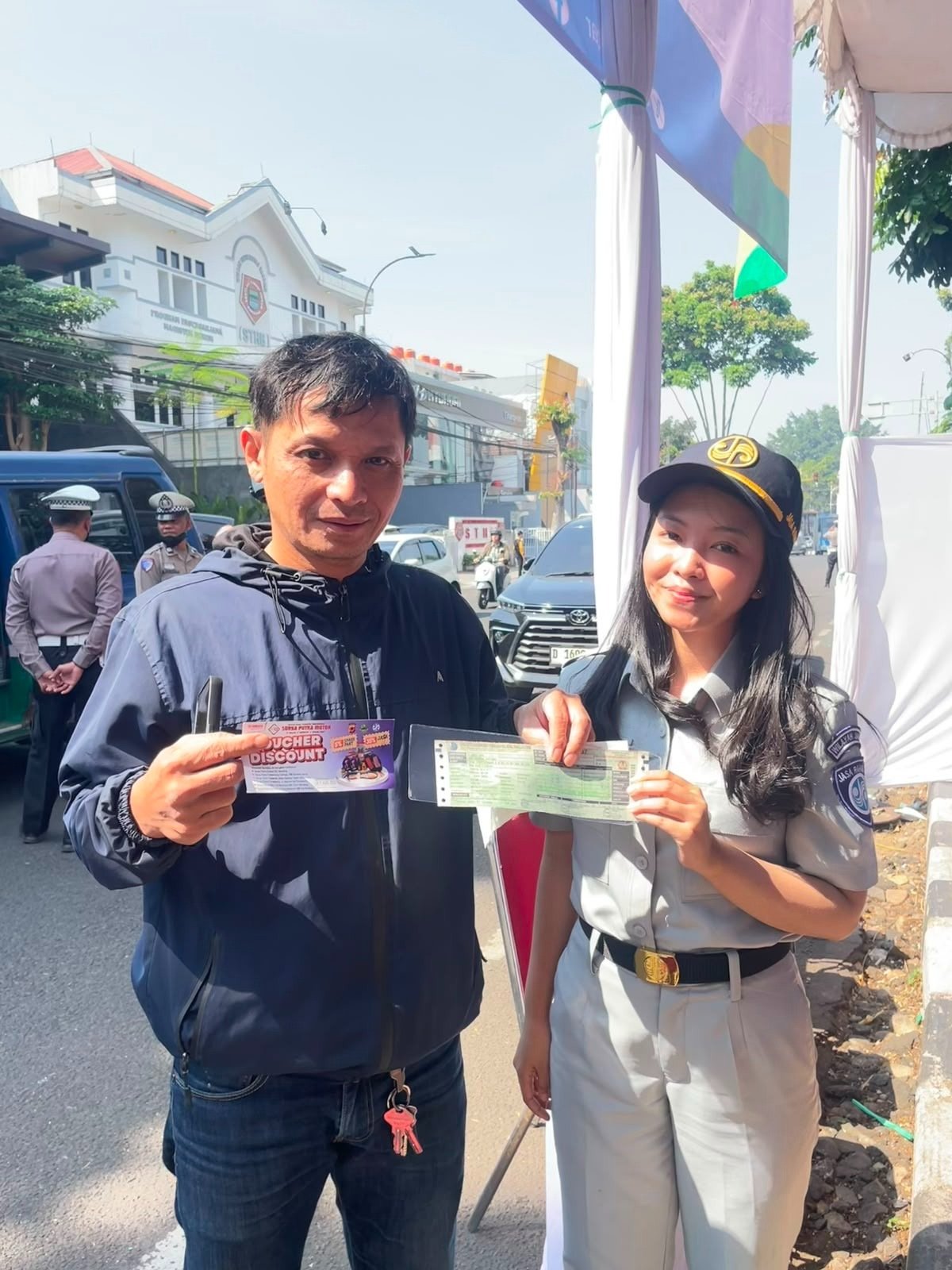 Berikan Kemudahan dan Keuntungan Bagi Wajib Pajak, Kolaborasi Jasa Raharja Bandung Bersama Tim Pembina Samsat Padjajaran Gelar Pemeriksaan PKB dan SWDKLLJ disertai Pengobatan Gratis, Sosialisasi PPGD dan Voucher