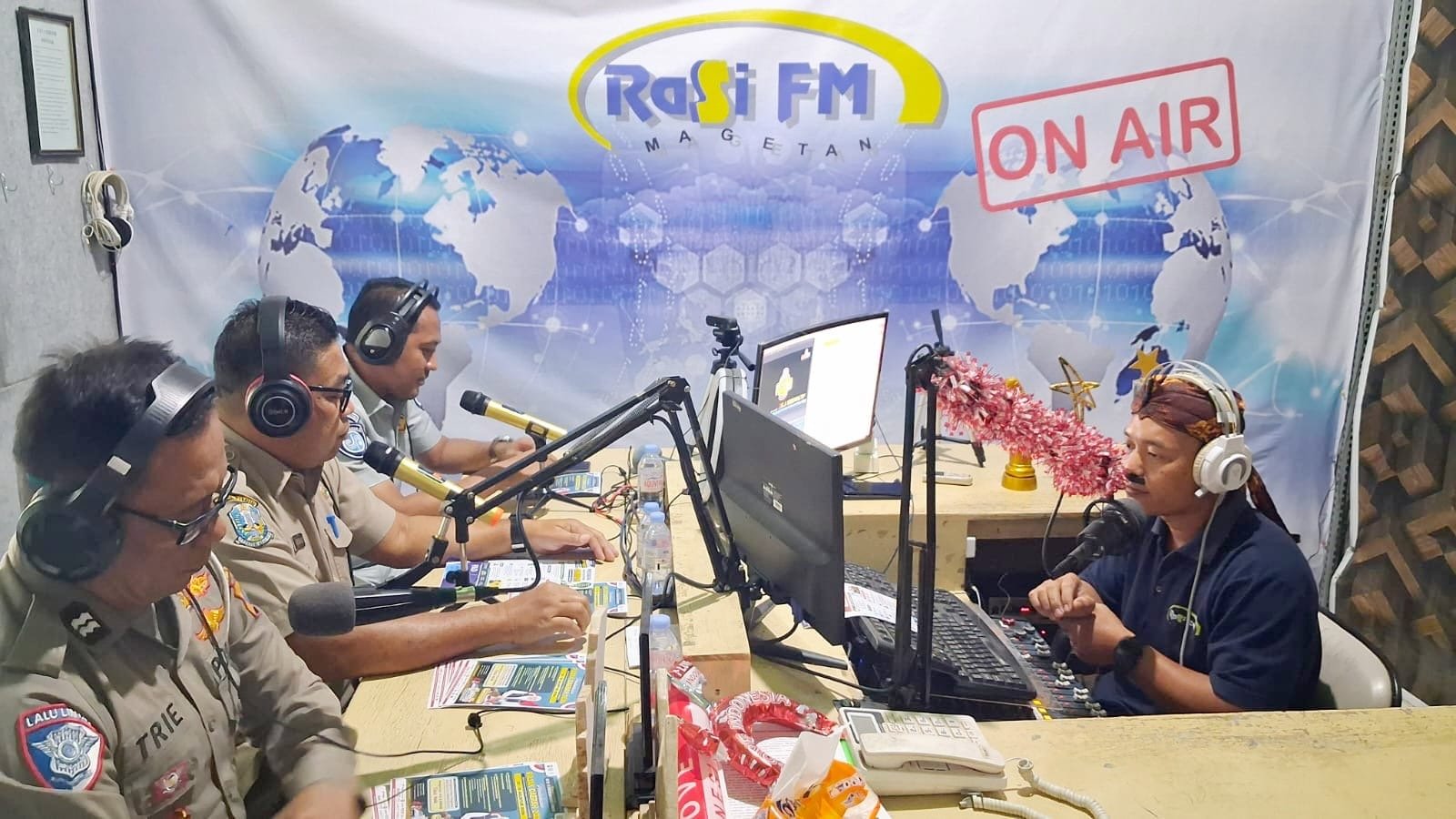 Perluas Informasi Publik, Jasa Raharja Bersama Tim Pembina Samsat Magetan Hadir dalam Talkshow di Rasi FM