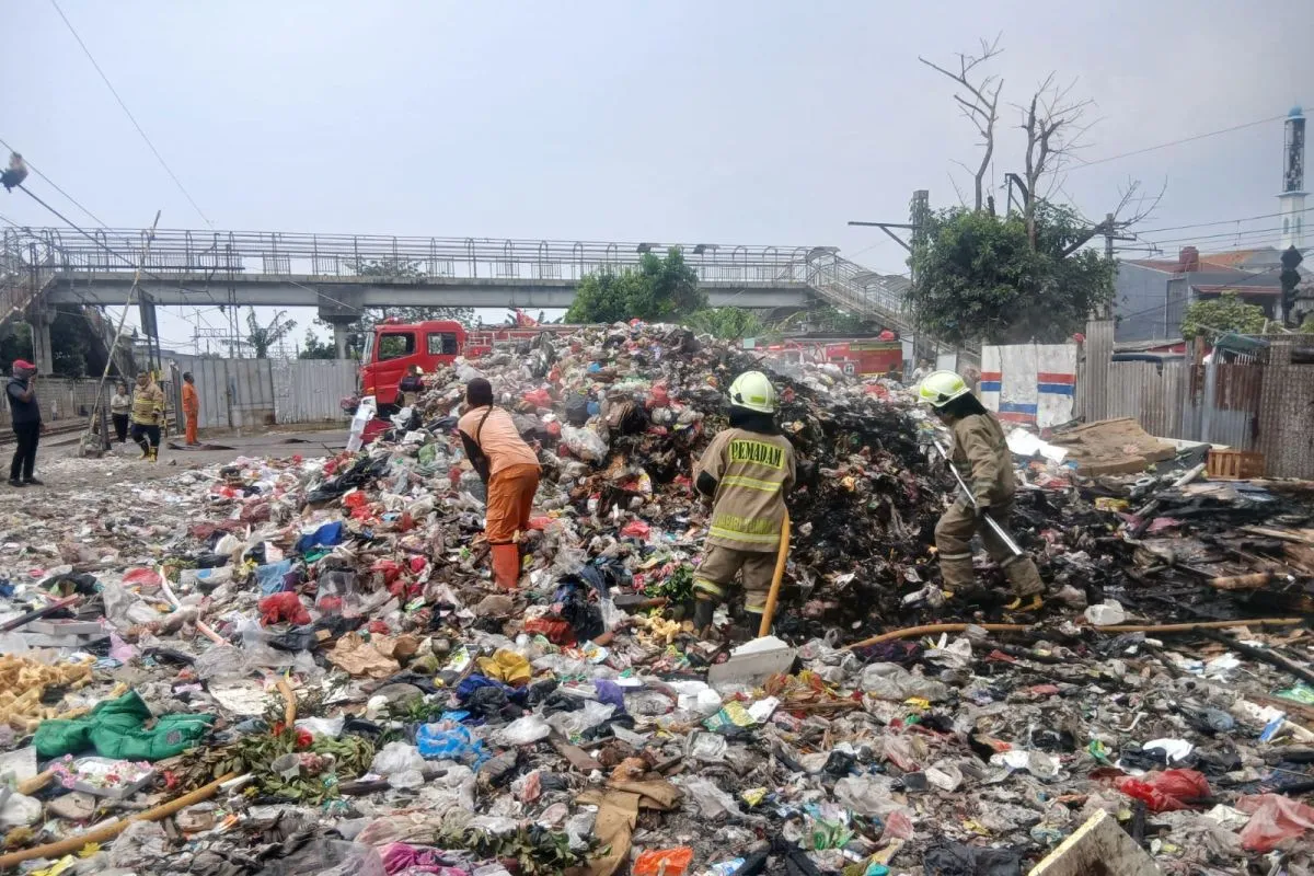 Gulkarmat Padamkan Kebakaran Tumpukan Sampah di Kampung Bahari Jakut