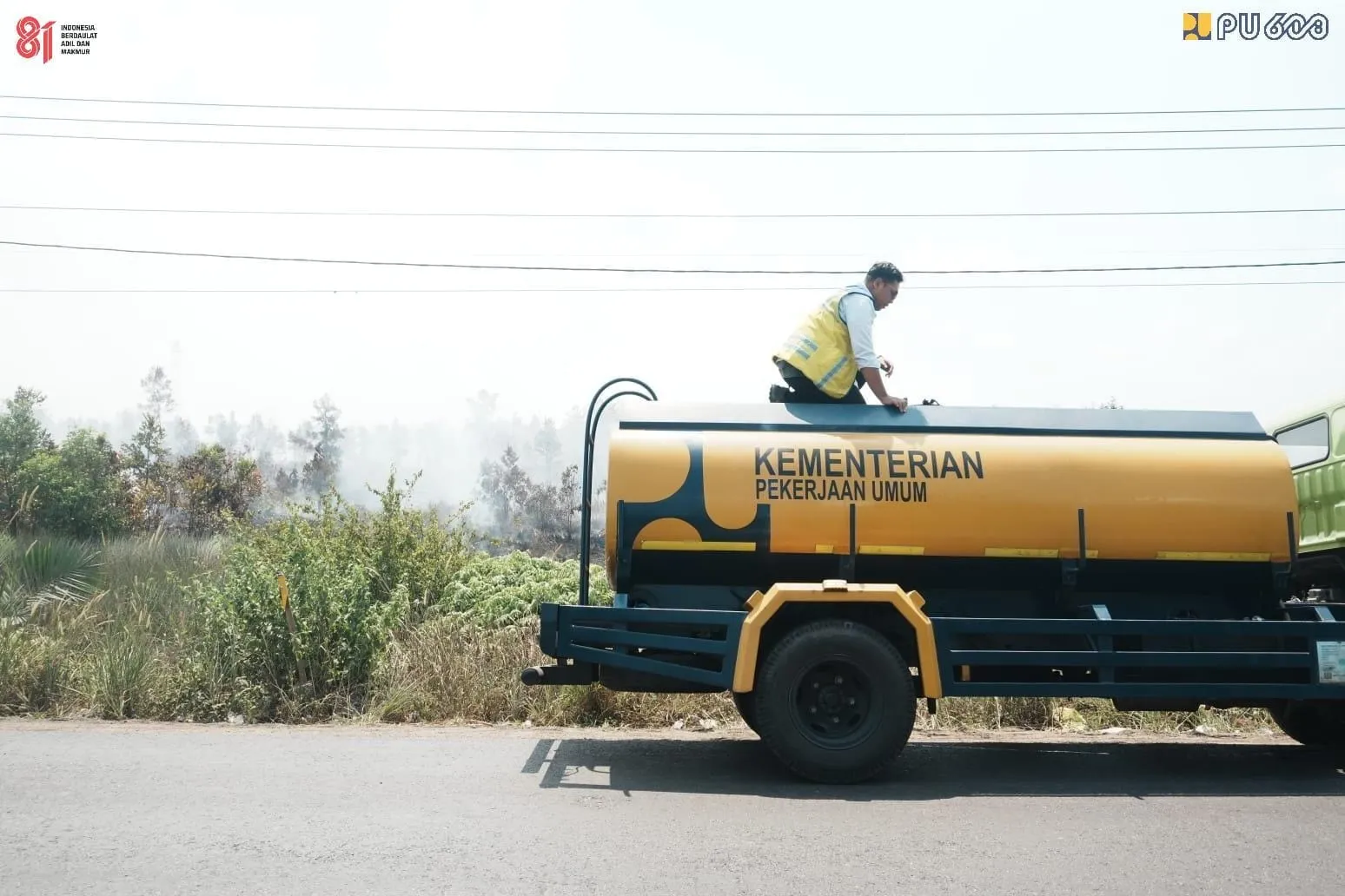 Kementerian PU Kerahkan Dua Truk Tangki untuk Bantu Pemadaman Karhutla Tanjung Selor
