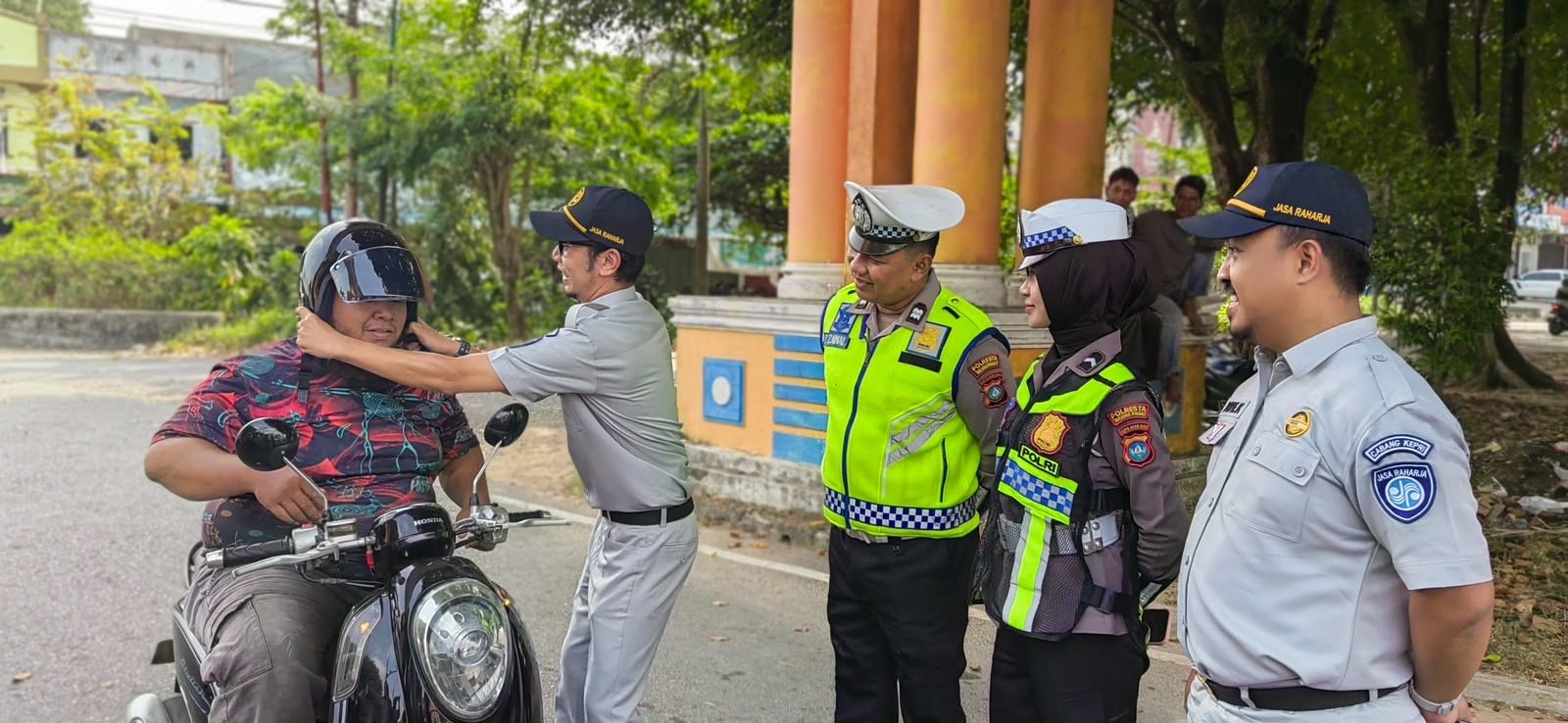 Jasa Raharja dan Satlantas Polresta Tanjung Pinang Gelar Kegiatan JASfren Peduli Keselamatan dalam Rangka Hari Pelanggan Nasional 2026 di Simpang Lampu Merah Bintan Center, Tanjungpinang