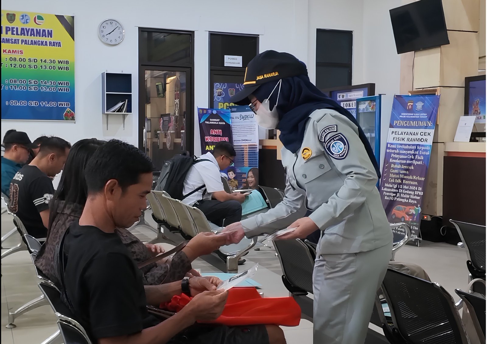 Hari Pelanggan Nasional, Jasa Raharja Kalteng Bagikan Helm dan Masker untuk Masyarakat