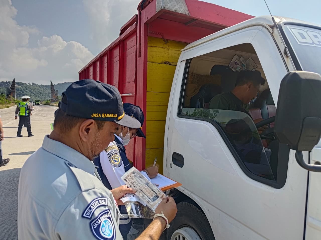 Dari Pemeriksaan Truk hingga Sosialisasi Pajak, Penegakan Hukum Angkutan Barang Digelar di Klungkung