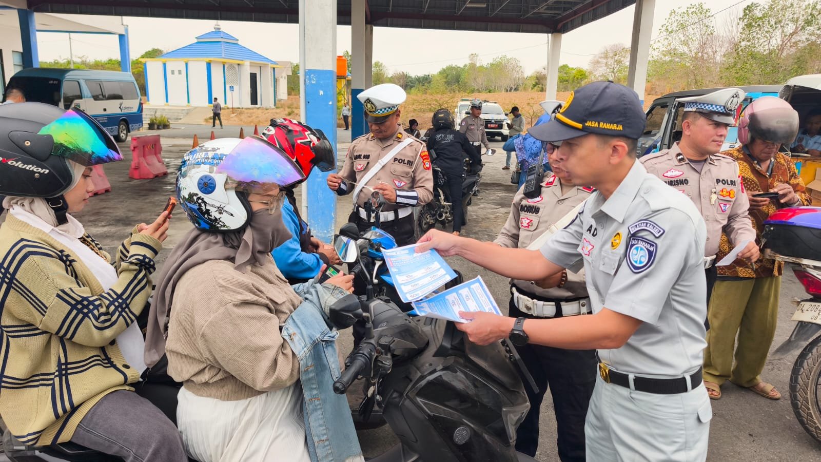 Tim Pembina Samsat Pelaihari Perluas Informasi Relaksasi Pajak kepada Pengendara Tim Pembina Samsat Pelaihari Perluas Informasi Relaksasi Pajak kepada Pengendara